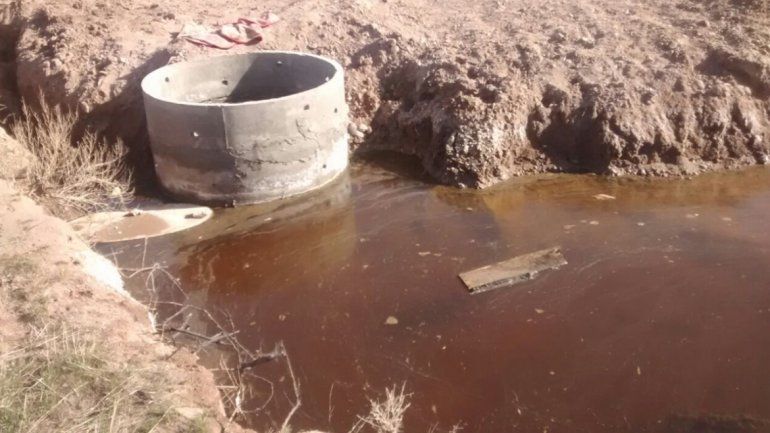 Denuncian que una iglesia tira los líquidos cloacales en plena calle