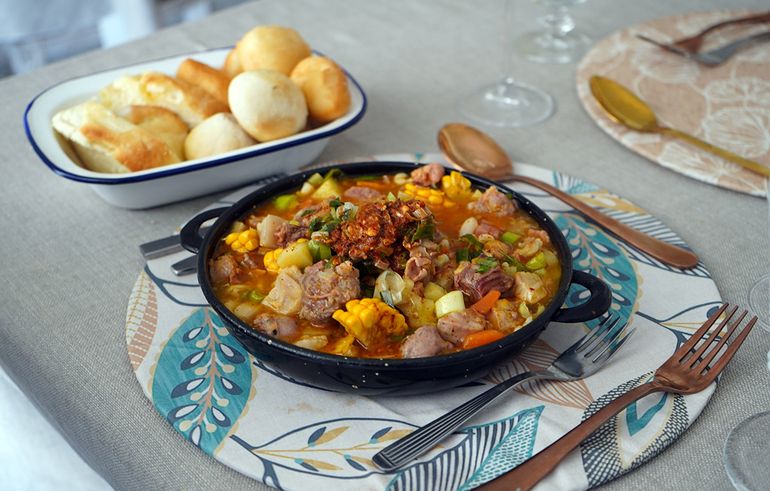 Neuquén, entre una ciudad vacía a la mañana y locro al mediodía