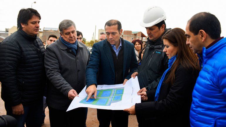 El gobernador estuvo ayer en una recorrida por las obras del oeste.