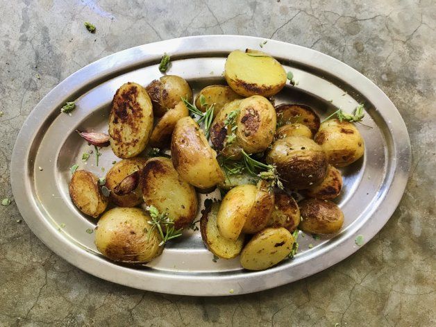 Un plato fácil y para todo momento: papines con romero