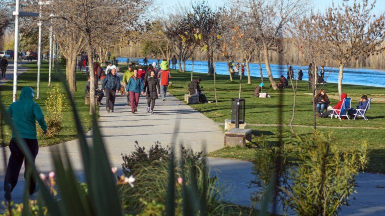 Abrigados pero con ganas de pasar la tarde al lado del río