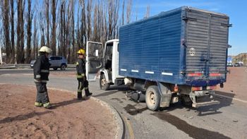El camión ingresó a la rotonda de Ruta 7 en contramano y embistió a una moto.