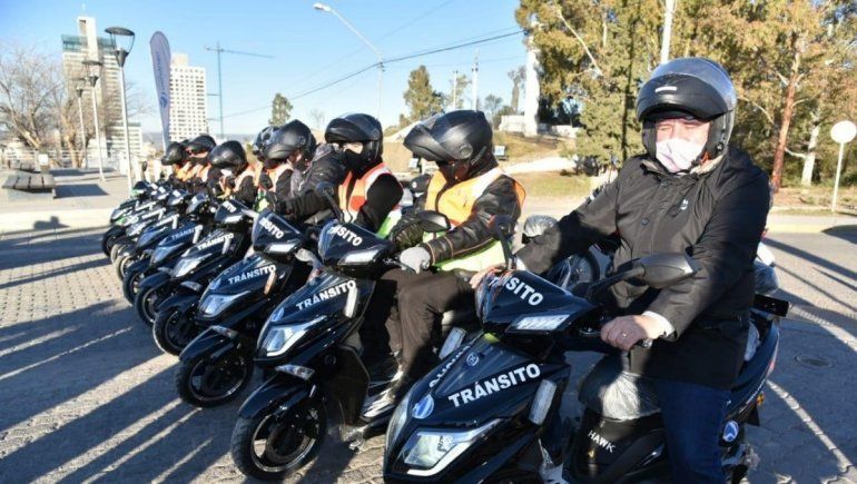 Los inspectores de tránsito patrullarán en motos eléctricas