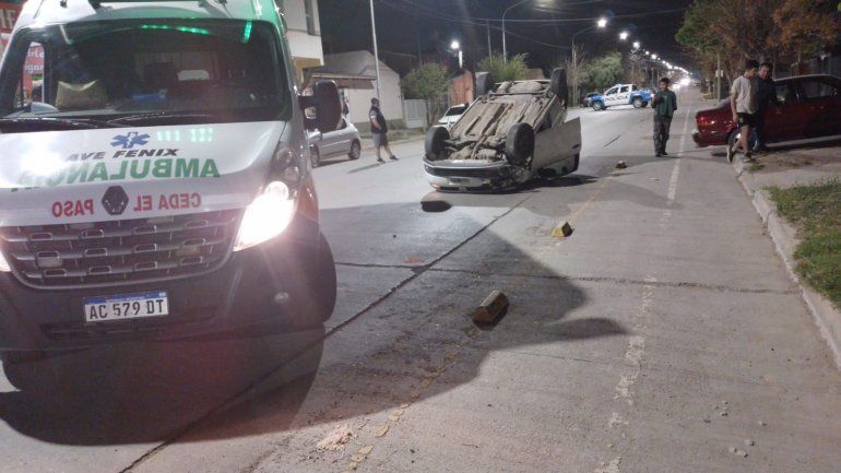 Impresionante choque y vuelco: la conductora iba con una nena a bordo