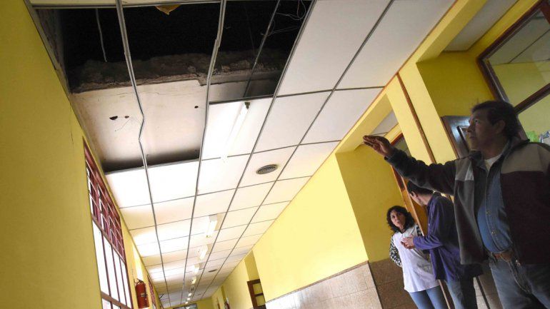 En las escuelas 266 y 92 la caída de partes del cielorraso en los pasillos obligó a suspender las clases en la jornada de ayer por cuestiones de seguridad. También en la 266
