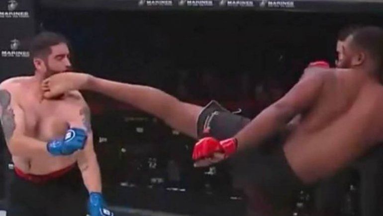 Patada fulminante en la cara, caída escalofriante y nocaut a los 16 segundos