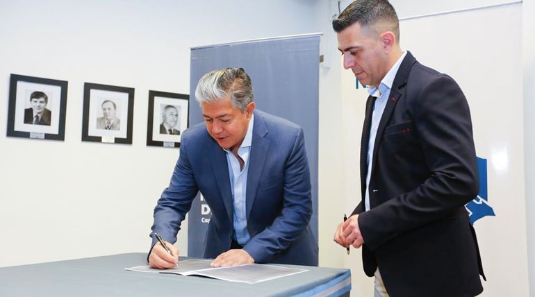 Firma del acuerdo para pavimentar 30 cuadras en Chos Malal. Firma del acuerdo para pavimentar 30 cuadras en Chos Malal.