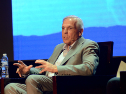 Jorge Sapag presentó su libro en el Hotel Casino Magic.