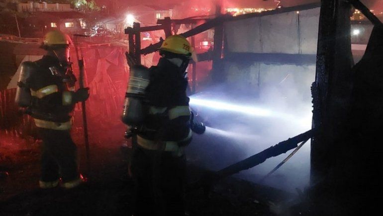 Vecinos los señalaban por un robo y les quemaron su casa