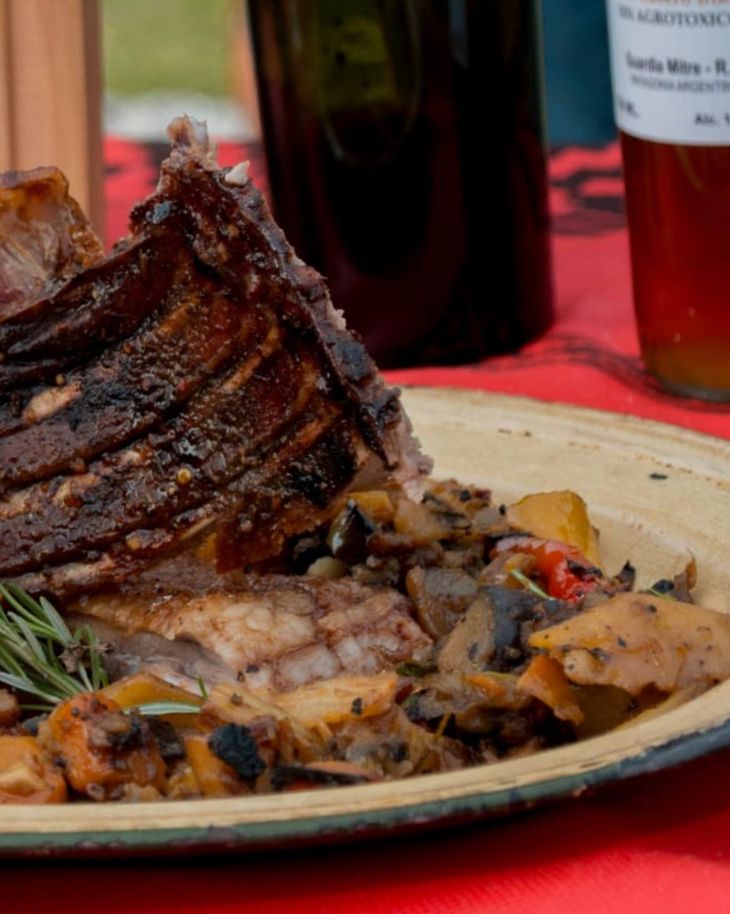 La carne magra e intensa del jabalí exige técnica y paciencia: horas de fuego controlado. La carne magra e intensa del jabalí exige técnica y paciencia: horas de fuego controlado.