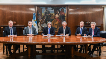 El gobernador Roando Figueroa, junto a funcionarios nacionales. El gobernador Roando Figueroa, junto a funcionarios nacionales.