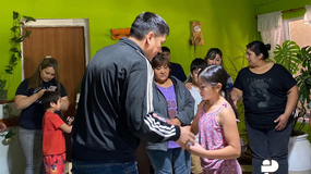 El intendente de Bajada del Agrio entró kits escolares a alumnos de la localidad. | LM Neuquen El intendente de Bajada del Agrio entró kits escolares a alumnos de la localidad.