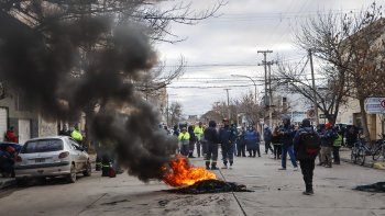 maxima tension: hubo una toma en la sede municipal de brentana maxima tension: hubo una toma en la sede municipal de brentana