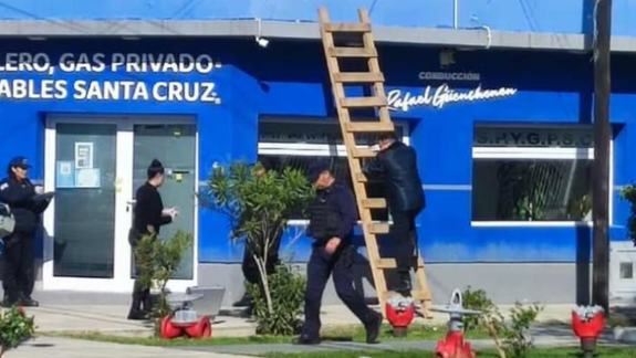 El ataque a la sede del sindicato petrolero fue a las 5.50 de este martes y en las horas posteriores la policía de Santa Cruz hizo pericias en la fachada.&nbsp;