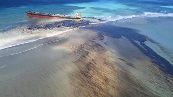 africa: barco derrama 4 mil toneladas de petroleo en la isla mauricio