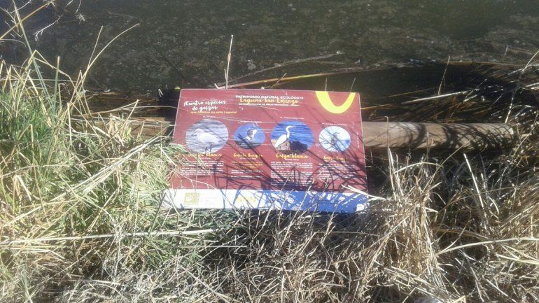 A la cartelería de la laguna la rompen a cada rato.