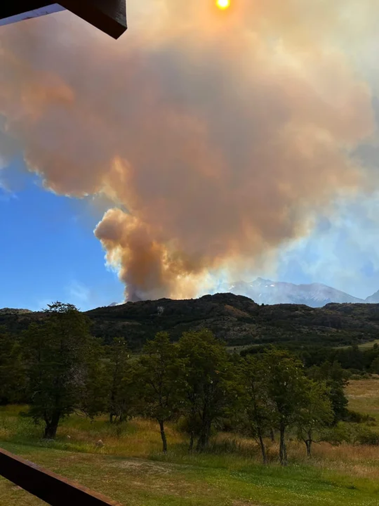 El incendio en Atilio Viglione ya consumió más de 1000 hectáreas. Foto: ADNSur El incendio en Atilio Viglione ya consumió más de 1000 hectáreas. Foto: ADNSur