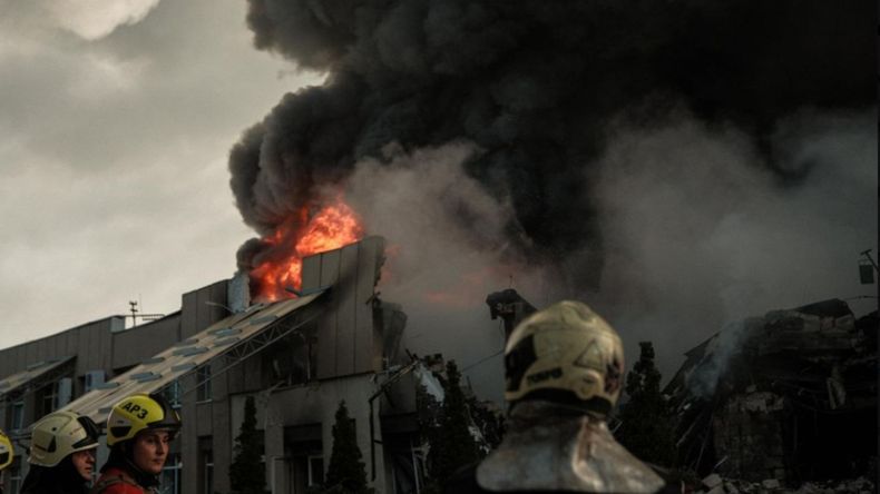 Rusia utilizó 496 drones y 74 misiles durante el bombardeo contra Kiev, la capital de Ucrania. | LM Neuquen Rusia utilizó 496 drones y 74 misiles durante el bombardeo contra Kiev, la capital de Ucrania.