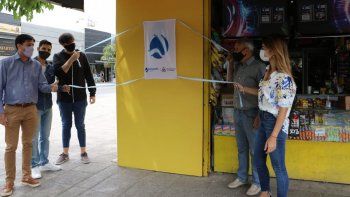 el kiosco avenida, reconocido como comercio historico el kiosco avenida, reconocido como comercio historico