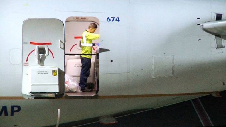 Horror en el aire: se ahorcó en el baño de un avión