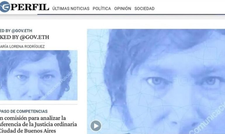Hackearon la web del diario Perfil con imagen de Milei y mensajes antisemitas