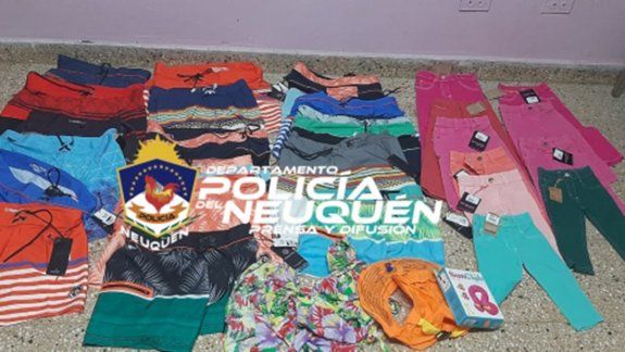 Lo atraparon robando ropa con una nena en el Bajo