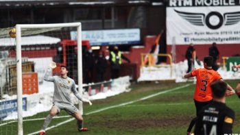 El neuquino Sporle la clavó en el ángulo de entrada en la Primera de Escocia. El neuquino Sporle la clavó en el ángulo de entrada en la Primera de Escocia.