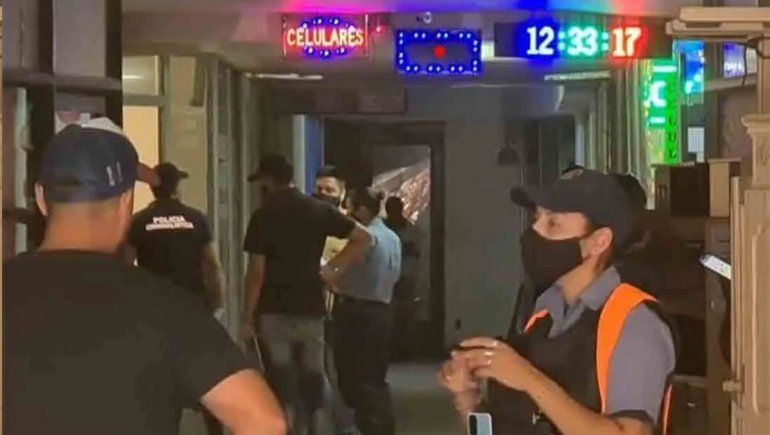 Por una deuda, la hermana de un alto jefe policial neuquino a los tiros en pleno centro