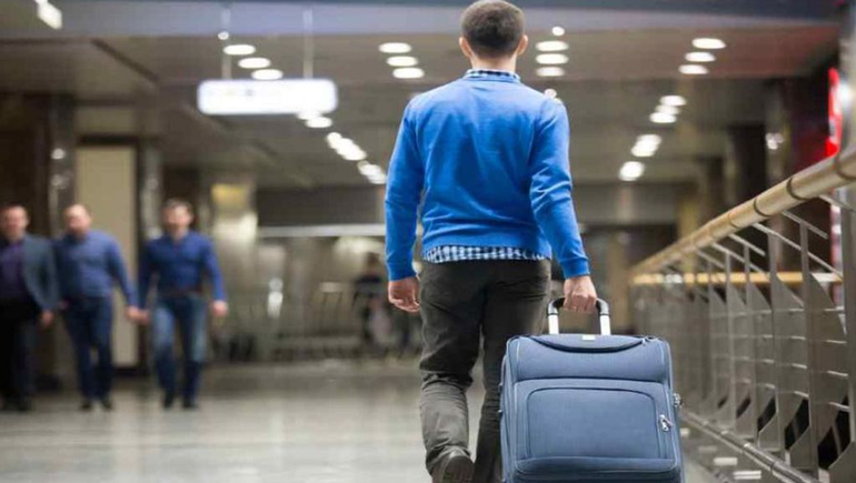 Chau, me voy del país...