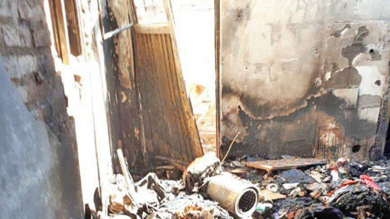 Le queman la casa por golpear a un kiosquero