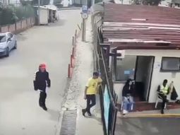 El hombre irrumpió de manera sorpresiva en pleno set de filmación. El hombre irrumpió de manera sorpresiva en pleno set de filmación.