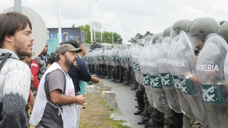 Trabajadores vs. gendarmes.