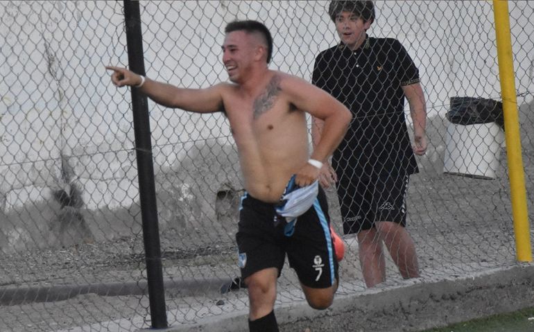 Dalino grita el gol de Río Grande en la calurosa tarde del domingo. Foto: prensa Río Grande