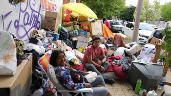 Dramática escena en pleno centro: tienen toda su casa desparramada en la vereda