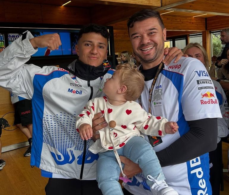 Tras bambalinas, la vida sigue: Nicolás Bianco en un momento de distensión junto a su hija e Isack Hadjar, el piloto francés que fue una de las revelaciones de la F1 esta temporada. Foto: Instagram @julia_ballario Tras bambalinas, la vida sigue: Nicolás Bianco en un momento de distensión junto a su hija e Isack Hadjar, el piloto francés que fue una de las revelaciones de la F1 esta temporada. Foto: Instagram @julia_ballario 