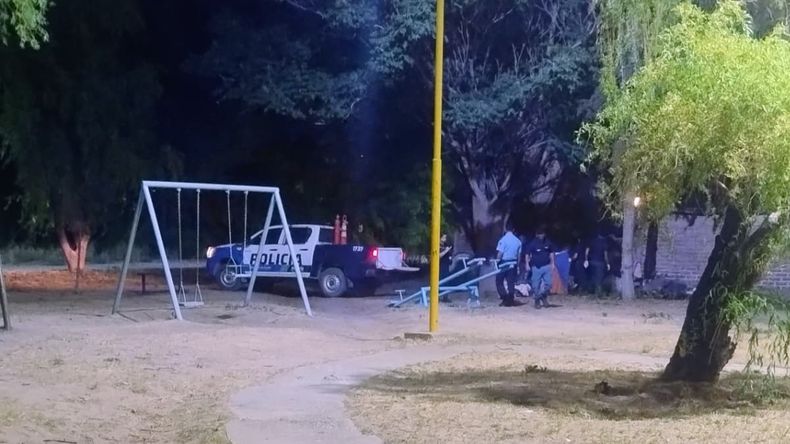 Desalojaron, casi a medianoche, a una mujer que vivía en una plaza de Plottier | LM Neuquen Desalojaron, casi a medianoche, a una mujer que vivía en una plaza de Plottier