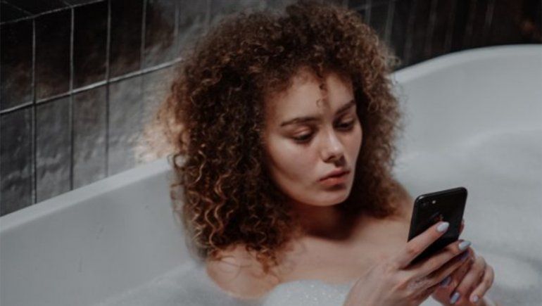 Cuando se lleva el celular al baño, puede terminar contaminado con bacterias o virus. Cuando se lleva el celular al baño, puede terminar contaminado con bacterias o virus.
