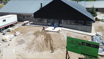 En el edificio que se incendió en Caviahue, funciona la Escuela Primaria 164 y el CPEM 74. En el edificio que se incendió en Caviahue, funciona la Escuela Primaria 164 y el CPEM 74.