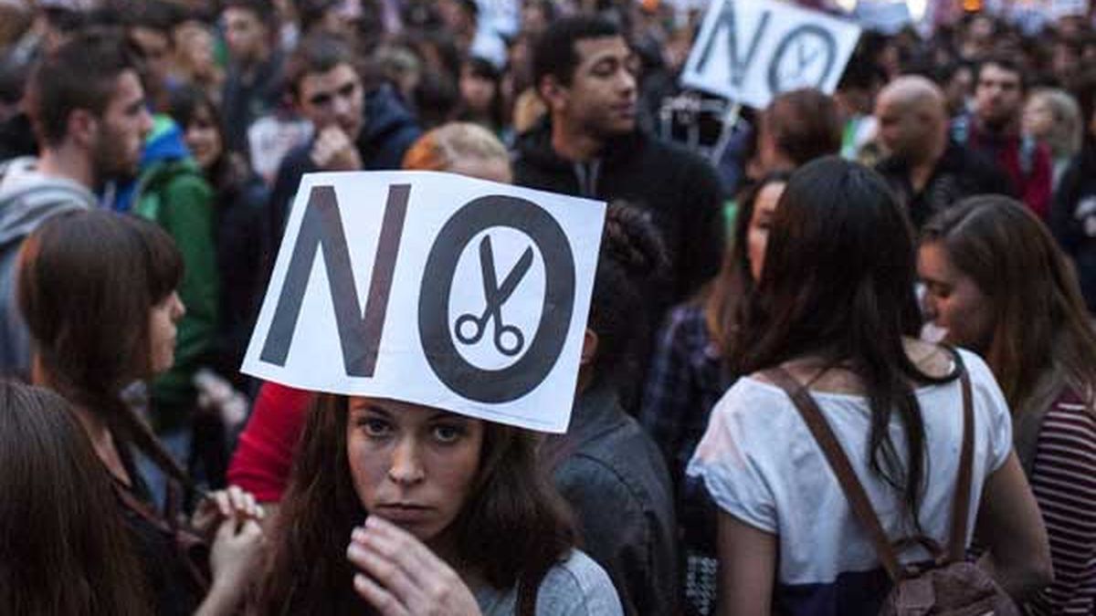 Padres y alumnos protestan en contra del recorte en educación