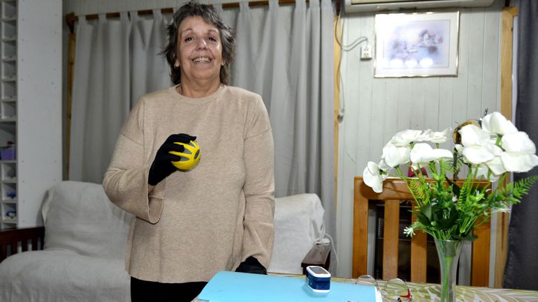 Graciela debe hacer ejercicios con una pelota por el dolor en sus manos que le causa la enfermedad y en invierno usar guantes. Graciela debe hacer ejercicios con una pelota por el dolor en sus manos que le causa la enfermedad y en invierno usar guantes.