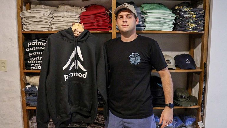 Un joven neuquino creó una marca de indumentaria bien patagónica