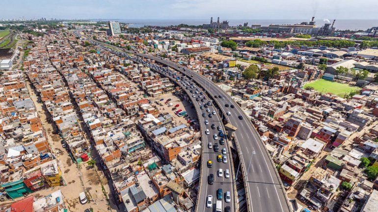 La villa de Retiro junto a la autopista Illia