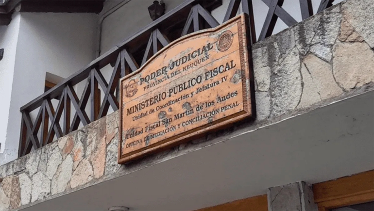 La fiscalía de San Martín de los Andes conoce muy bien a la peligrosa cuchillera y buscará que sea condenada a una pena efectiva. La fiscalía de San Martín de los Andes conoce muy bien a la peligrosa cuchillera y buscará que sea condenada a una pena efectiva.