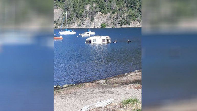Le fallaron los frenos y terminó adentro del lago Lácar