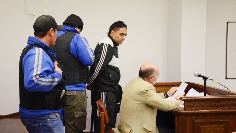 El Bolita Alveal decidió dormir en la audiencia en lugar de escuchar el testimonio de los testigos que lo involucran en el robo.