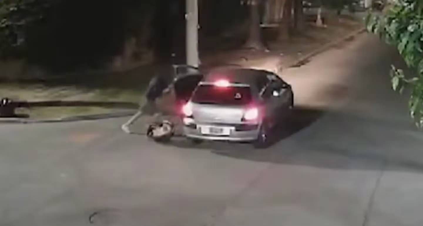 Los delincuentes se percataron de que la bebé había quedado en el auto y, antes de escapar, la dejaron en medio de la calles. Foto: TN.