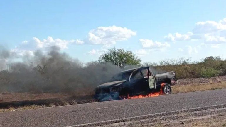 La camioneta quedó destruida por el fuego en la Ruta 152 / Foto Gentileza