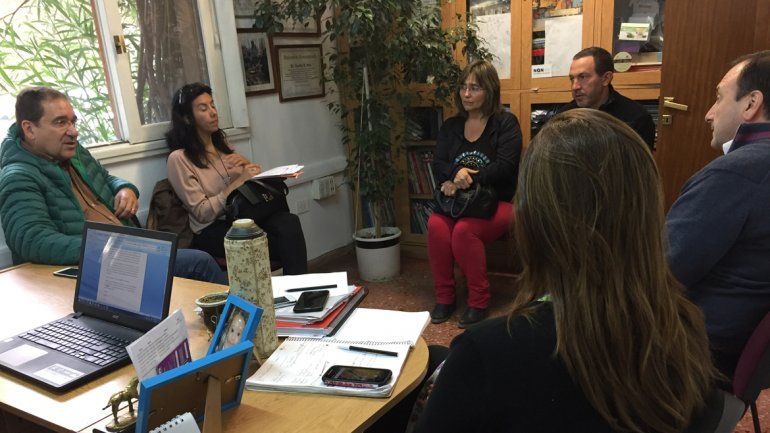 Vecinos y funcionarios se reunieron en la sede de la Defensoría del Pueblo.