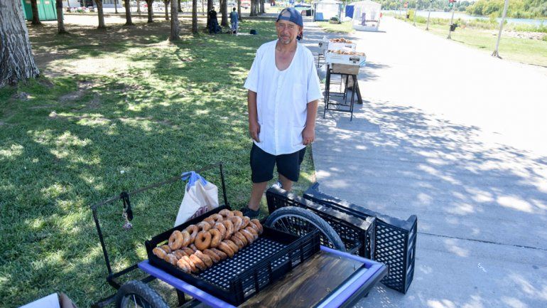 Osvaldo Casas tiene 54 años y siempre trabajó de vendedor ambulante.