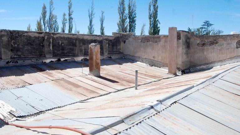 El techo del histórico edificio está muy deteriorado y urge ser refaccionado.